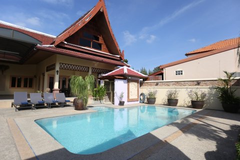 Chalet de 4 dormitorios en Pattaya, Tailandia № 162695 - foto 2
