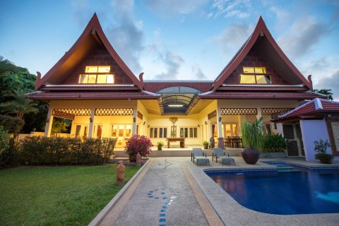 Chalet de 4 dormitorios en Pattaya, Tailandia № 162695 - foto 13