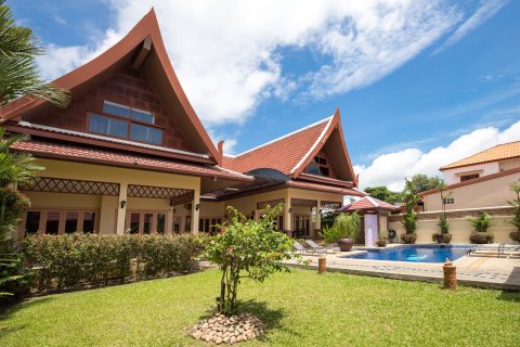 Chalet de 4 dormitorios en Pattaya, Tailandia № 162695 - foto 14