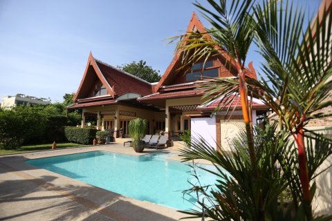 Chalet de 4 dormitorios en Pattaya, Tailandia № 162695 - foto 6