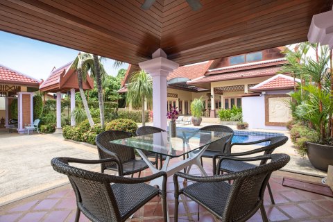 Chalet de 4 dormitorios en Pattaya, Tailandia № 162695 - foto 15