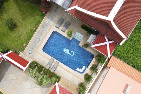 Chalet de 4 dormitorios en Pattaya, Tailandia № 162695 - foto 7