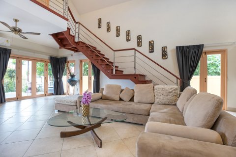 Chalet de 4 dormitorios en Pattaya, Tailandia № 162695 - foto 19