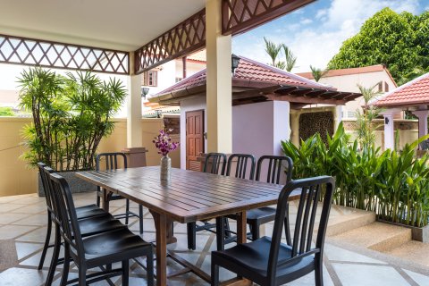 Chalet de 4 dormitorios en Pattaya, Tailandia № 162695 - foto 25