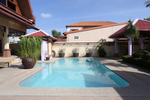 Chalet de 4 dormitorios en Pattaya, Tailandia № 162695 - foto 3
