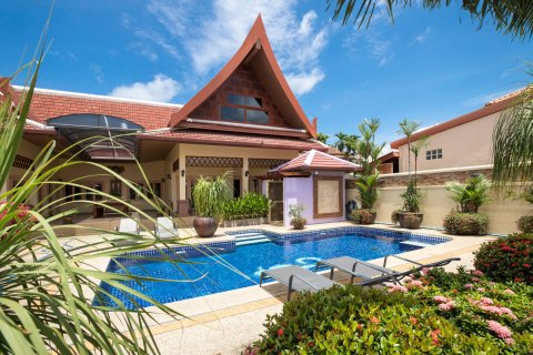 Chalet de 4 dormitorios en Pattaya, Tailandia № 162695 - foto 8