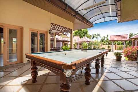 Chalet de 4 dormitorios en Pattaya, Tailandia № 162695 - foto 16
