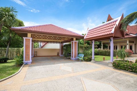 Chalet de 4 dormitorios en Pattaya, Tailandia № 162695 - foto 12