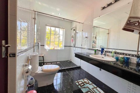 Chalet de 4 dormitorios en Pattaya, Tailandia № 222756 - foto 19