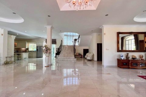 Chalet de 4 dormitorios en Pattaya, Tailandia № 222756 - foto 10
