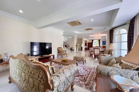 Chalet de 4 dormitorios en Pattaya, Tailandia № 222756 - foto 5