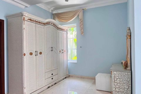 Chalet de 4 dormitorios en Pattaya, Tailandia № 222756 - foto 15