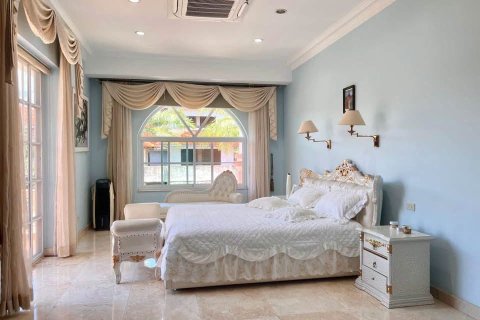 Chalet de 4 dormitorios en Pattaya, Tailandia № 222756 - foto 14