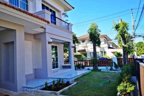 Casa de 3 dormitorios en Samut Prakan, Tailandia № 153048 - foto 2