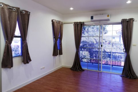 Casa de 3 dormitorios en Samut Prakan, Tailandia № 153048 - foto 14