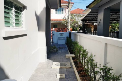 Casa de 3 dormitorios en Samut Prakan, Tailandia № 153048 - foto 4