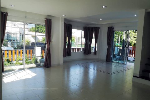 Casa de 3 dormitorios en Samut Prakan, Tailandia № 153048 - foto 7