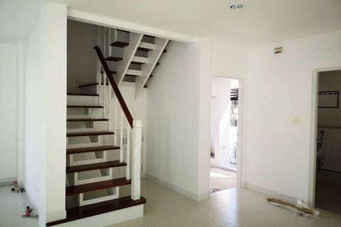 Casa de 3 dormitorios en Samut Prakan, Tailandia № 153048 - foto 10