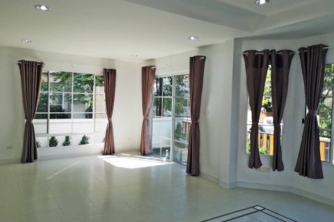 Casa de 3 dormitorios en Samut Prakan, Tailandia № 153048 - foto 6