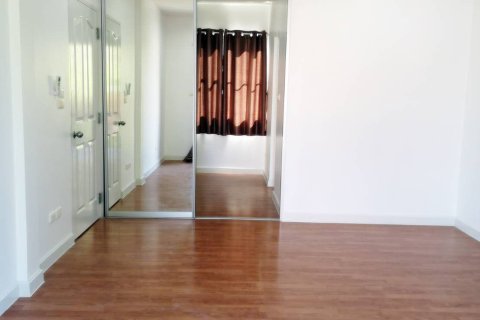 Casa de 3 dormitorios en Samut Prakan, Tailandia № 153048 - foto 15