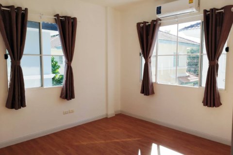 Casa de 3 dormitorios en Samut Prakan, Tailandia № 153048 - foto 13