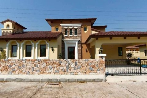 Chalet de 3 dormitorios en Sattahip, Tailandia № 159958 - foto 1