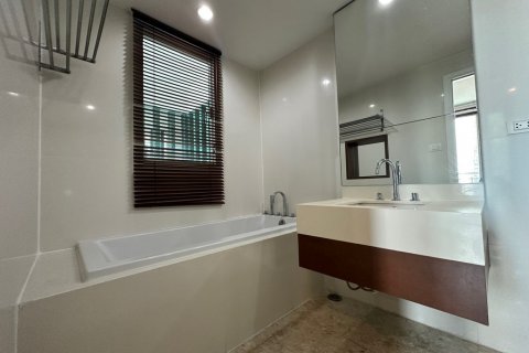 Condo in Bangkok, Thailand, 2 bedrooms  № 68600 - photo 2