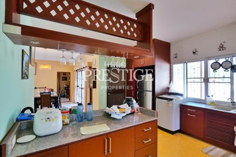 House in Pattaya, Thailand 5 bedrooms № 198515 - photo 6