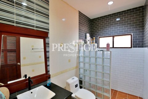 House in Pattaya, Thailand 5 bedrooms № 198515 - photo 10