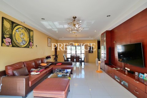 House in Pattaya, Thailand 5 bedrooms № 198515 - photo 2