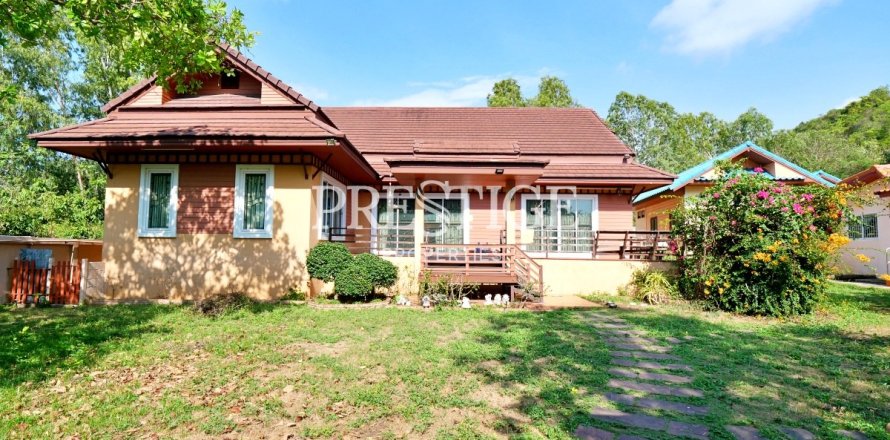 House in Pattaya, Thailand 5 bedrooms № 198515