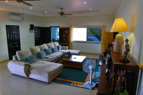 Chalet de 4 dormitorios en Pattaya, Tailandia № 203451 - foto 8