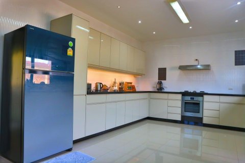 Chalet de 4 dormitorios en Pattaya, Tailandia № 203451 - foto 5