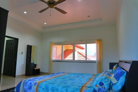 Chalet de 4 dormitorios en Pattaya, Tailandia № 203451 - foto 12