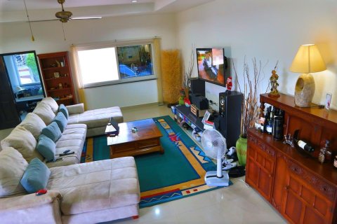 Chalet de 4 dormitorios en Pattaya, Tailandia № 203451 - foto 7