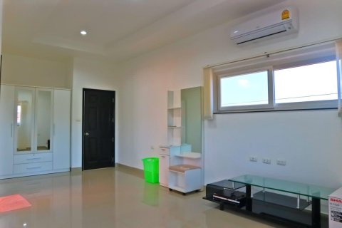 Chalet de 4 dormitorios en Pattaya, Tailandia № 203451 - foto 11
