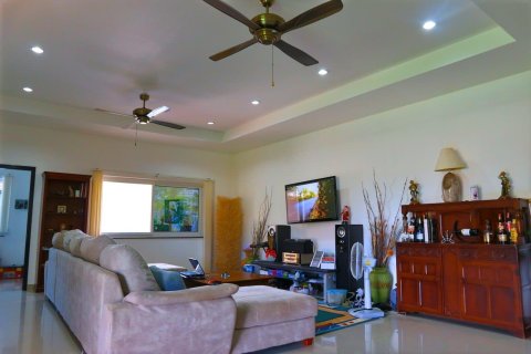 Chalet de 4 dormitorios en Pattaya, Tailandia № 203451 - foto 9