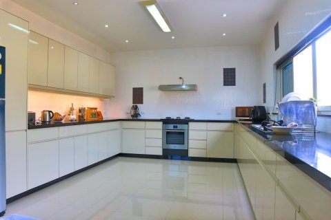 Chalet de 4 dormitorios en Pattaya, Tailandia № 203451 - foto 6