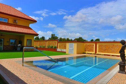 Chalet de 4 dormitorios en Pattaya, Tailandia № 203451 - foto 4