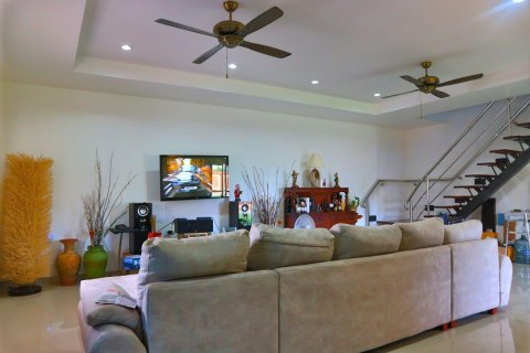 Chalet de 4 dormitorios en Pattaya, Tailandia № 203451 - foto 10
