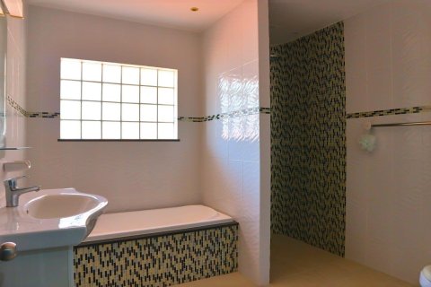 Chalet de 4 dormitorios en Pattaya, Tailandia № 203451 - foto 13