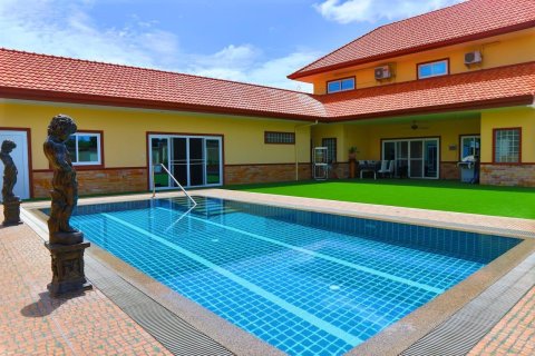 Chalet de 4 dormitorios en Pattaya, Tailandia № 203451 - foto 2