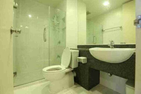 Condominio de 1 dormitorio en Thonburi, Bangkok, Tailandia № 208730 - foto 4