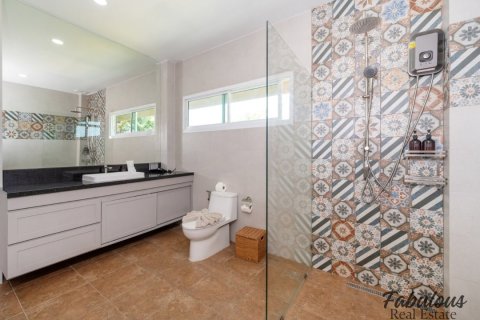 Chalet de 3 dormitorios en Kamala, Tailandia № 179276 - foto 28