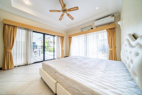 Chalet de 4 dormitorios en Pattaya, Tailandia № 146951 - foto 9