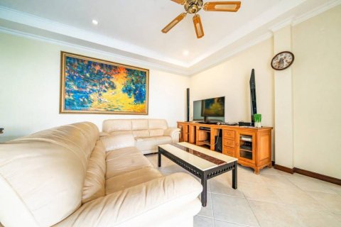 Chalet de 4 dormitorios en Pattaya, Tailandia № 146951 - foto 2