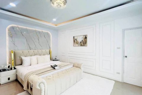 Chalet de 3 dormitorios en Pattaya, Tailandia № 172794 - foto 9