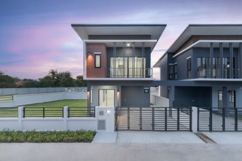 Casa de 4 dormitorios en Bang Lamung, Tailandia № 157603 - foto 4