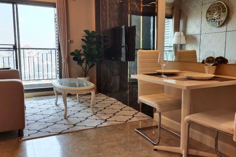 Condominio de 1 dormitorio en Khlong Toei, Bangkok, Tailandia № 47895 - foto 2