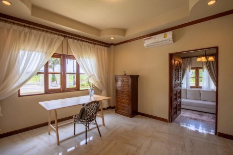 Chalet de 5 dormitorios en Pattaya, Tailandia № 159889 - foto 16